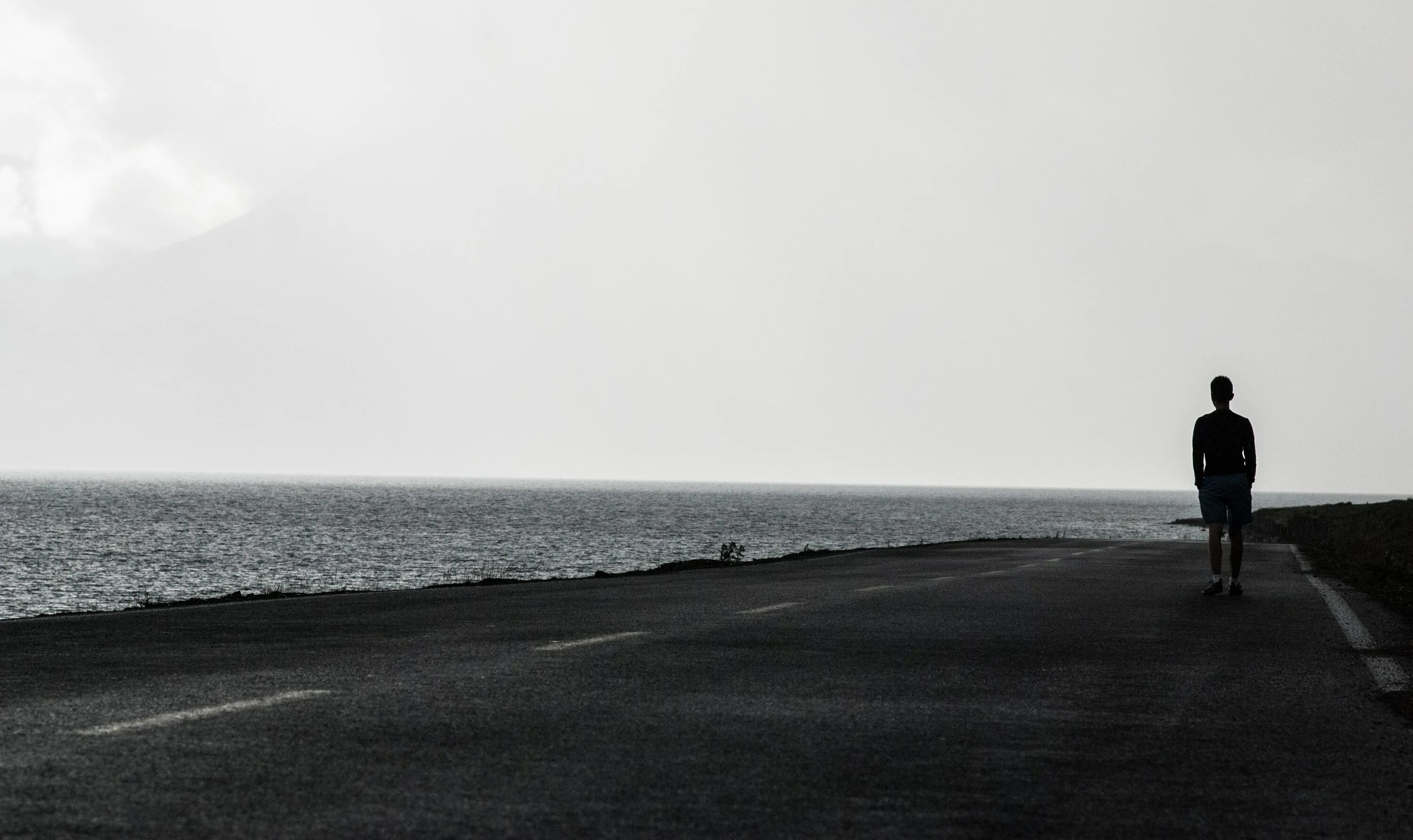 Black walk. Это одиночество. Одинокий человек у моря. Море одиночество. Одиночество океан.