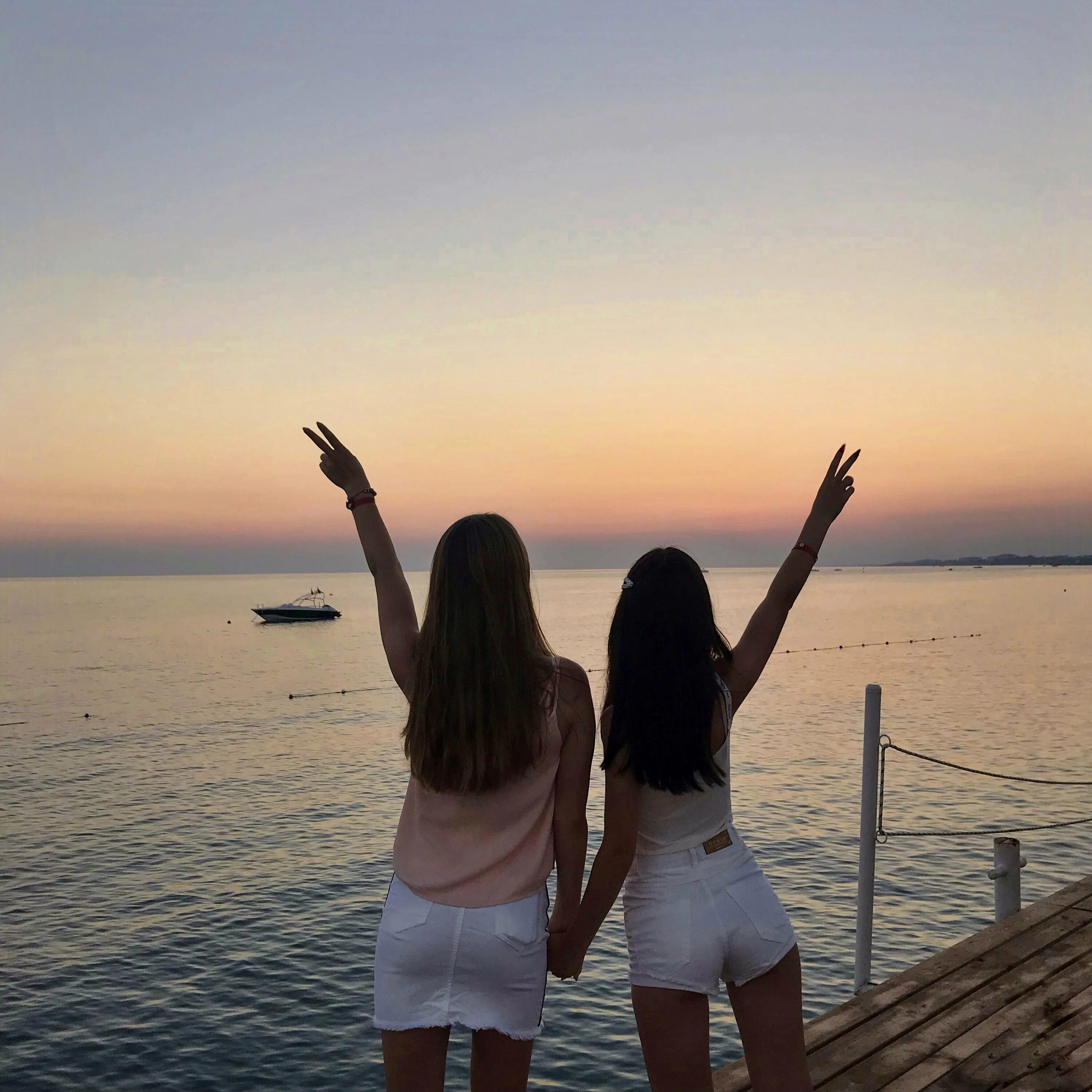 Подруги на море. Подружки на пляже. 2 девочки на море. Две подруги на море. 2 девочки на море.