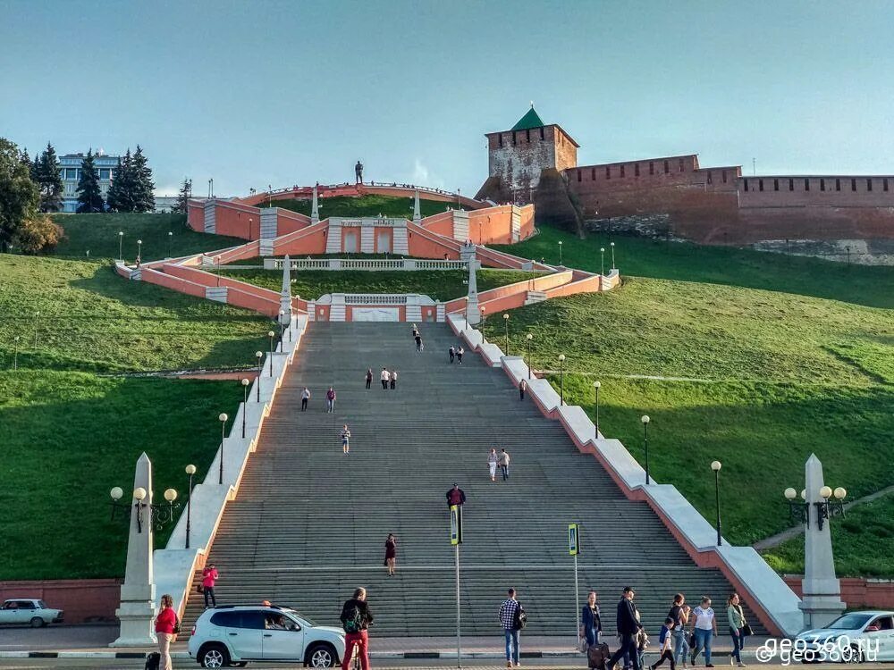 Чкаловская лестница в нижнем новгороде сколько ступеней. Нижний Новгород лестница Чкалова. Чкаловская лестница Нижний Новгород. Нижний Новгород ступеньки Чкаловская лестница. Чкаловская лестница, Россия – 442 (560) ступеней.