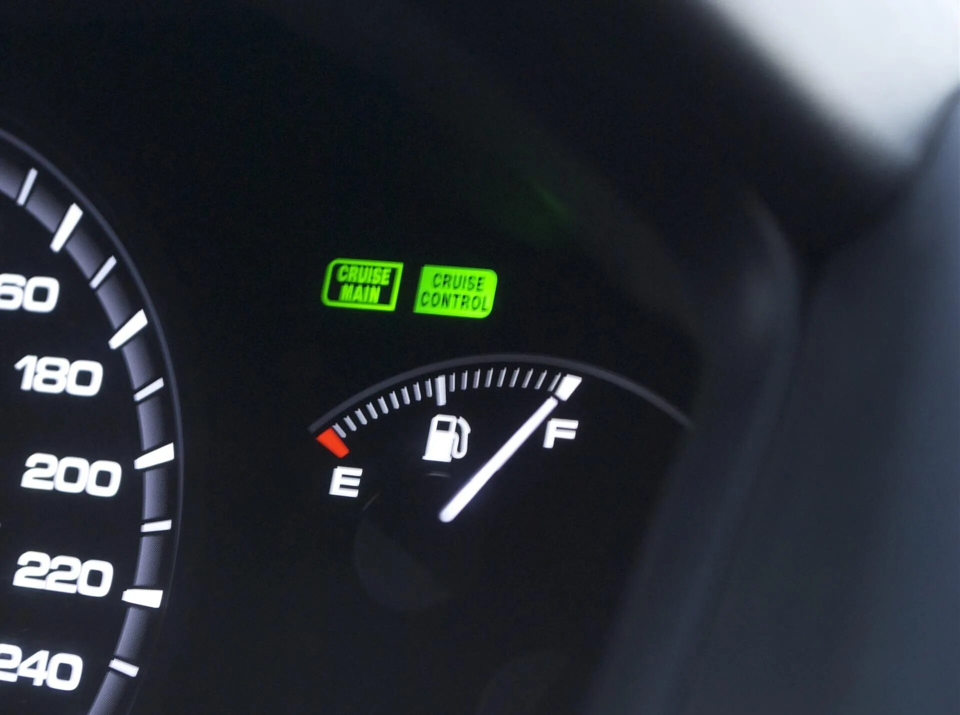 Спидометр бензина. Полный бак автомобиля. Индикатор топлива на панели приборов. Полный бак топлива. Полный бак топлива.