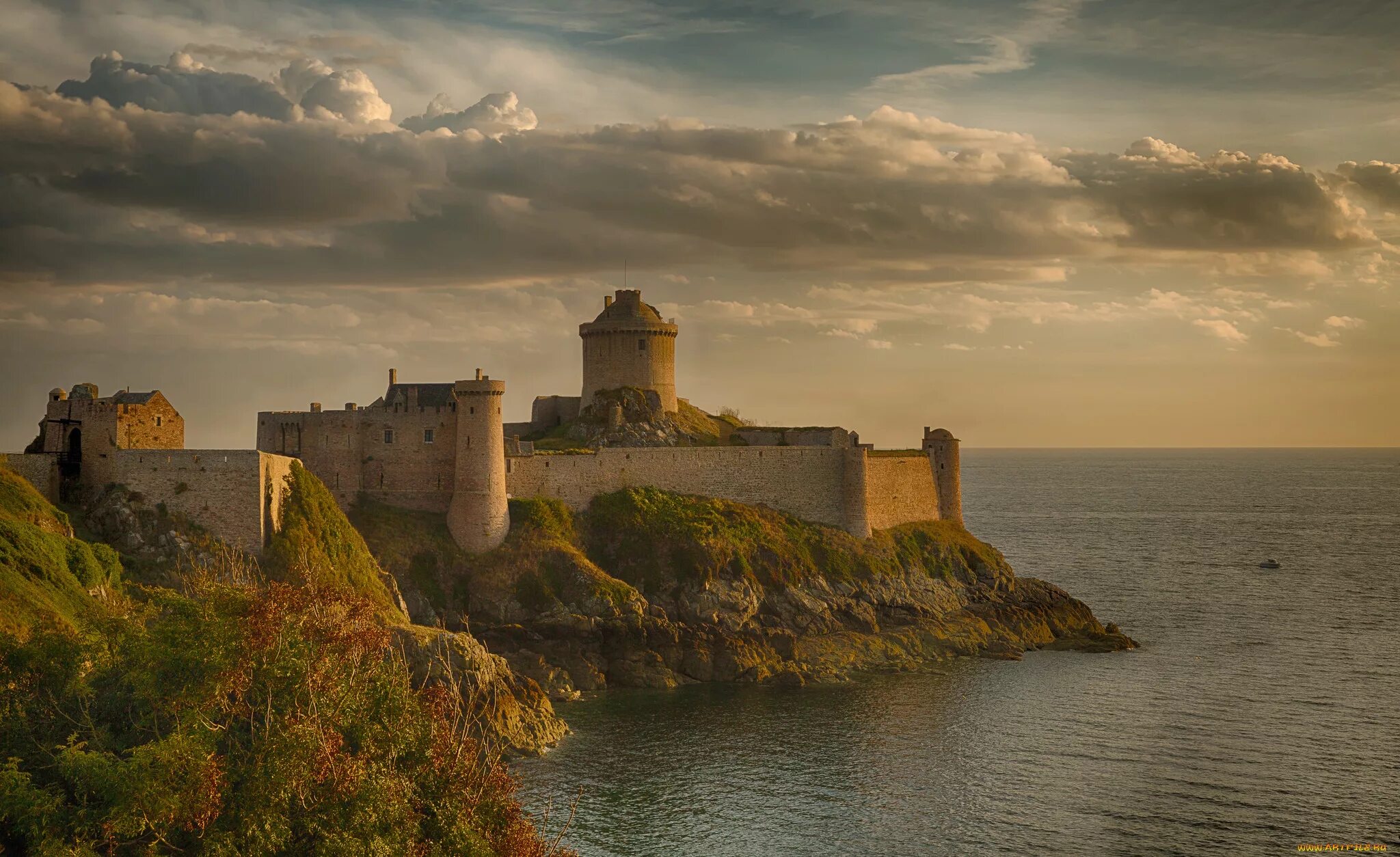 Крепость мировой. Fort la latte франция. крепость нарва на море. замок иф франция. замок бретань море скалы.