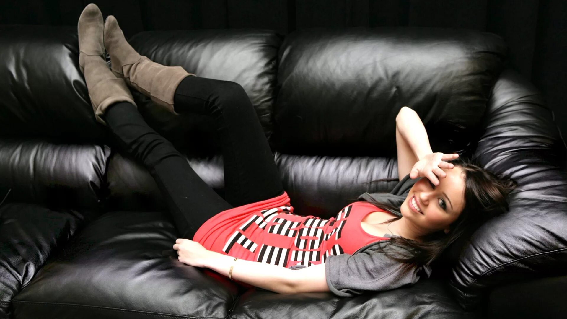 Позирующая на диване. Майли Сайрус на диване. Майли Сайрус брюнетка. Фотосессия на диване. Красивая девушка на диване.