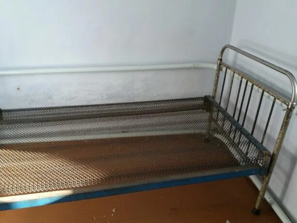 Кровать с панцирной сеткой. Односпальная кровать студент к191,25. Железная кровать с панцирной сеткой. Панцирная кровать размеры. Панцирная кровать размеры.