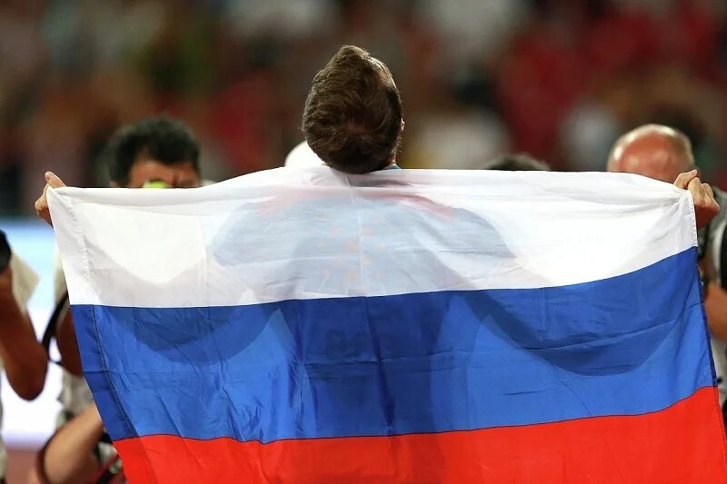 Выступайте под флагом. Спортсмены с флагом. спортсмен с российским флагом. спортивный флаг россии. государство и спорт.