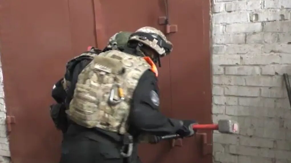 Спецназ рф штурм. Спецназ собр штурм. Омон собр фсб. Собр штурмует. Собр штурм квартиры.