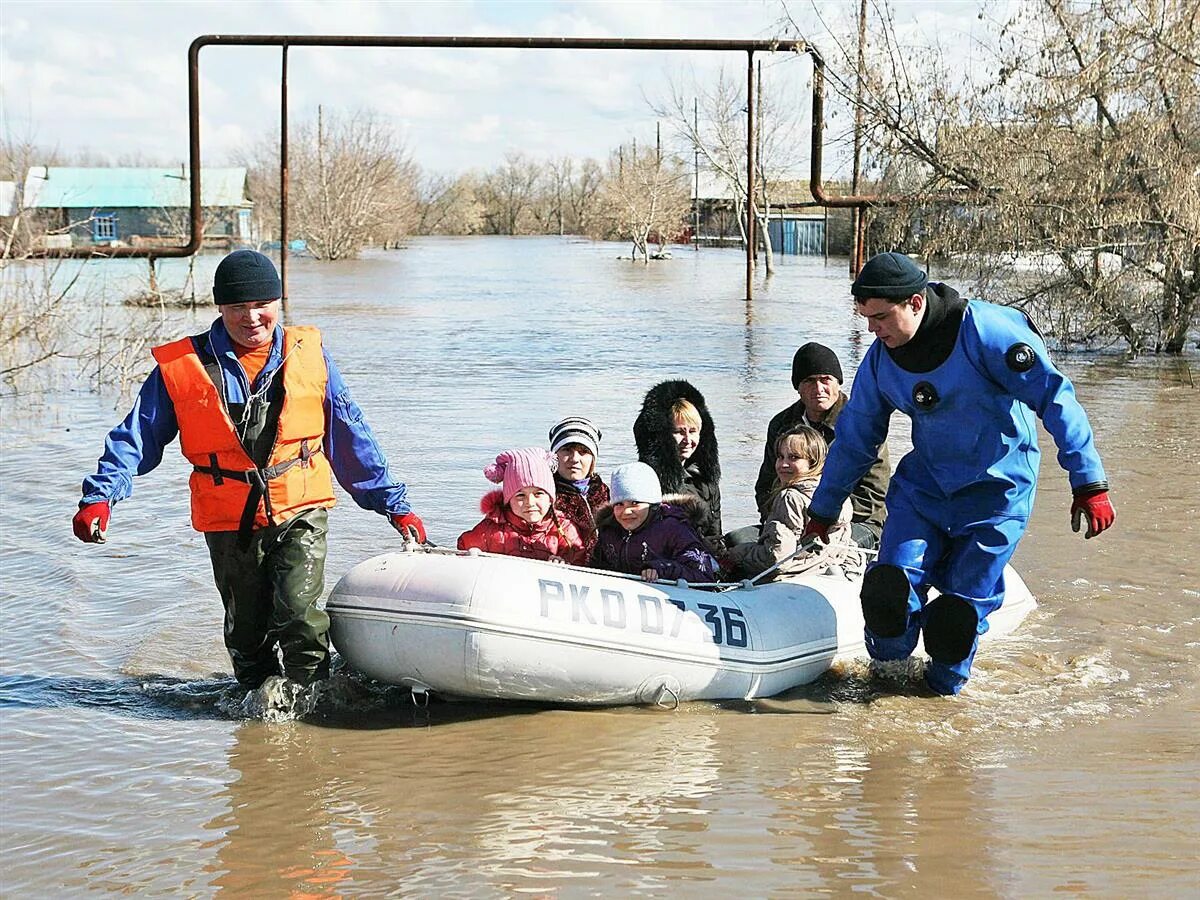 Спасатели при наводнении. Мчс наводнение. Блоггеры в индере паводок. Наводнение. Наводнение великий устюг.