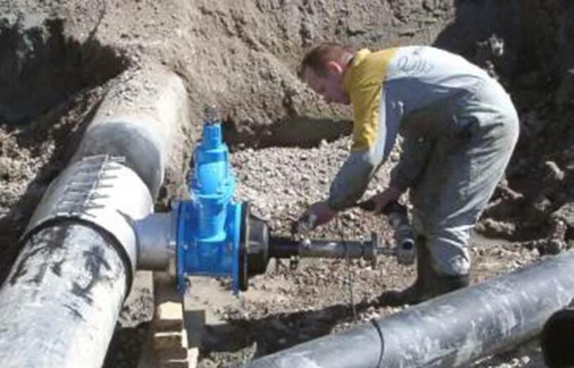 Врезка водопровода в 200 магистраль. Узел врезки в водопровод пэ 110. Безогневая врезка в магистральный газопровод. Врезка в водопроводную трубу под давлением. Врезка в водопроводную трубу под давлением.