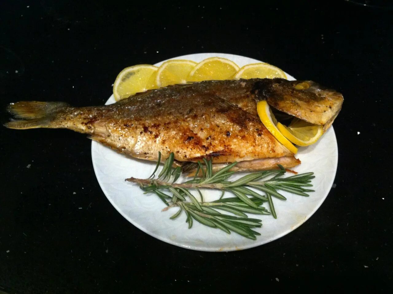 Чистка рыбы дорадо. Как почистить дорадо. Рыба жареная. Как почистить дорадо. Дорадо с розмарином.