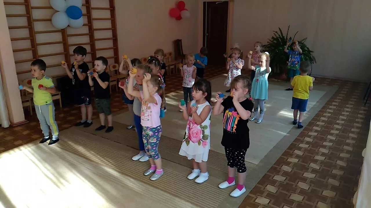 Мы цветочки. Танец с цветочками для малышей. Цветочек в руки взяли по залу зашагали. Цветочек в руки взяли по залу зашагали. Ноты.