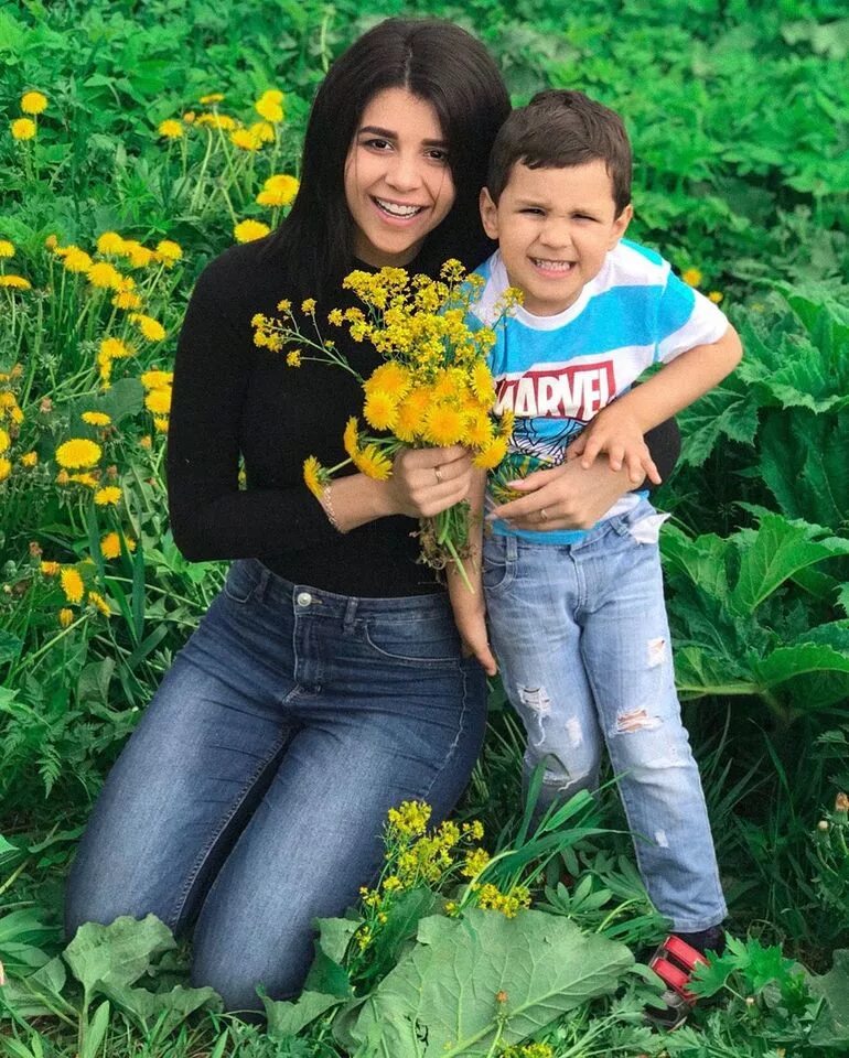 Сын алианы гобозовой сейчас. Алиана устиненко с сыном гобозова. Алиана гобозова дом 2. Брат алианы устиненко. Алиана устиненко с сыном.