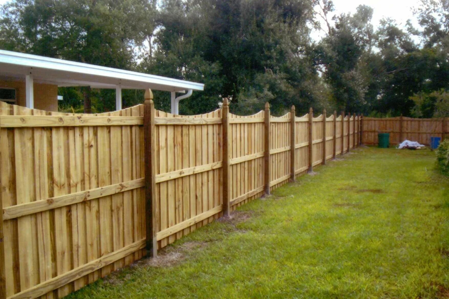 Сам поставить забор. Деревянный забор. Забор дачный деревянный. Красивый забор. Варианты деревянного забора.