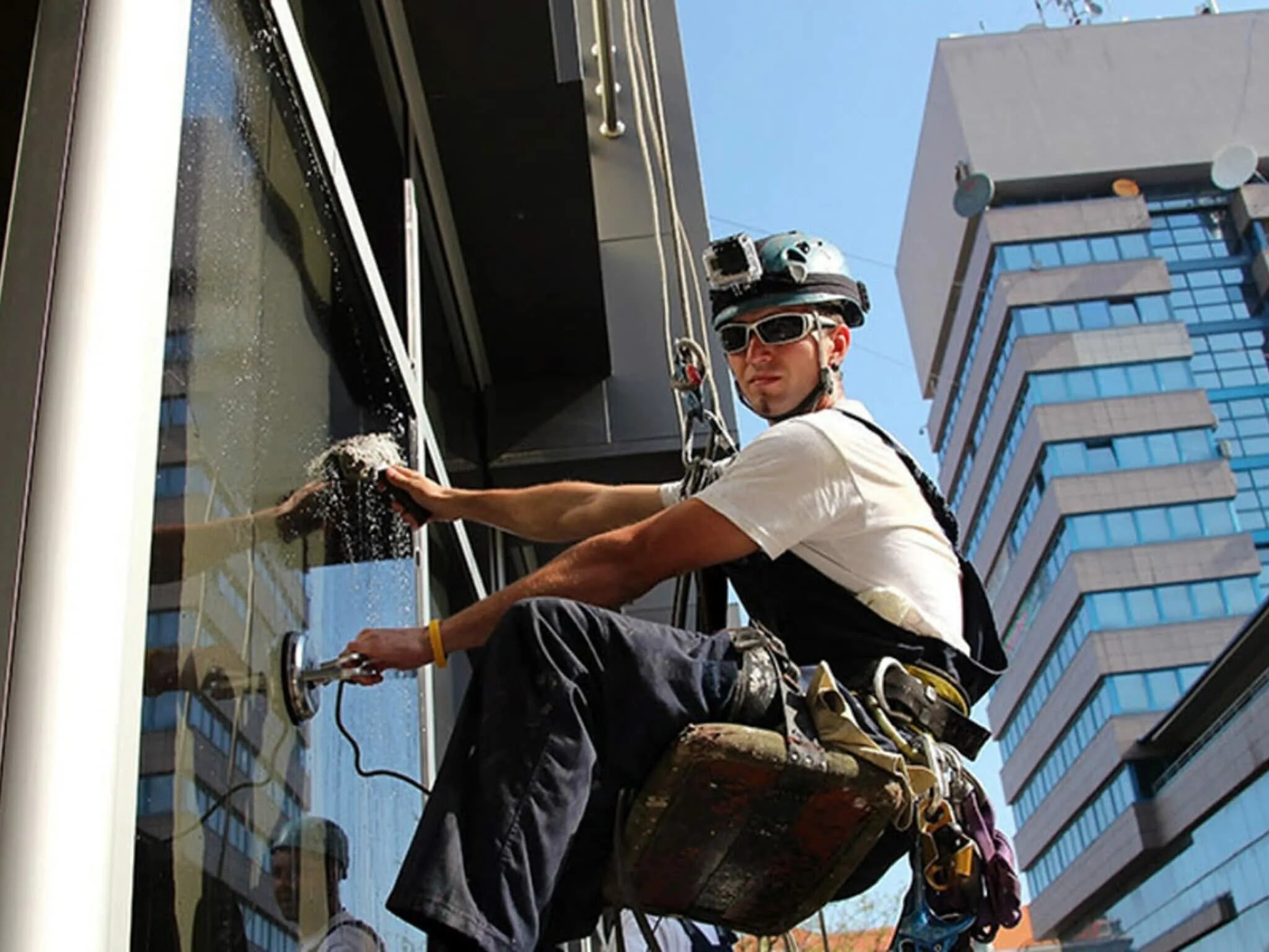 Почему мойщик окон не поднимается вверх. Робот мойка фасад. Мойка окон альпинизм. Мойщик окон бурдж халифа. Промышленный альпинизм.