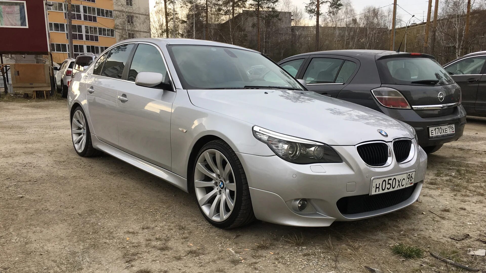 BMW e60 166 стиль. БМВ е60 серебро. BMW Style 135 e60. БМВ 5 е60 серебристая. М5 19