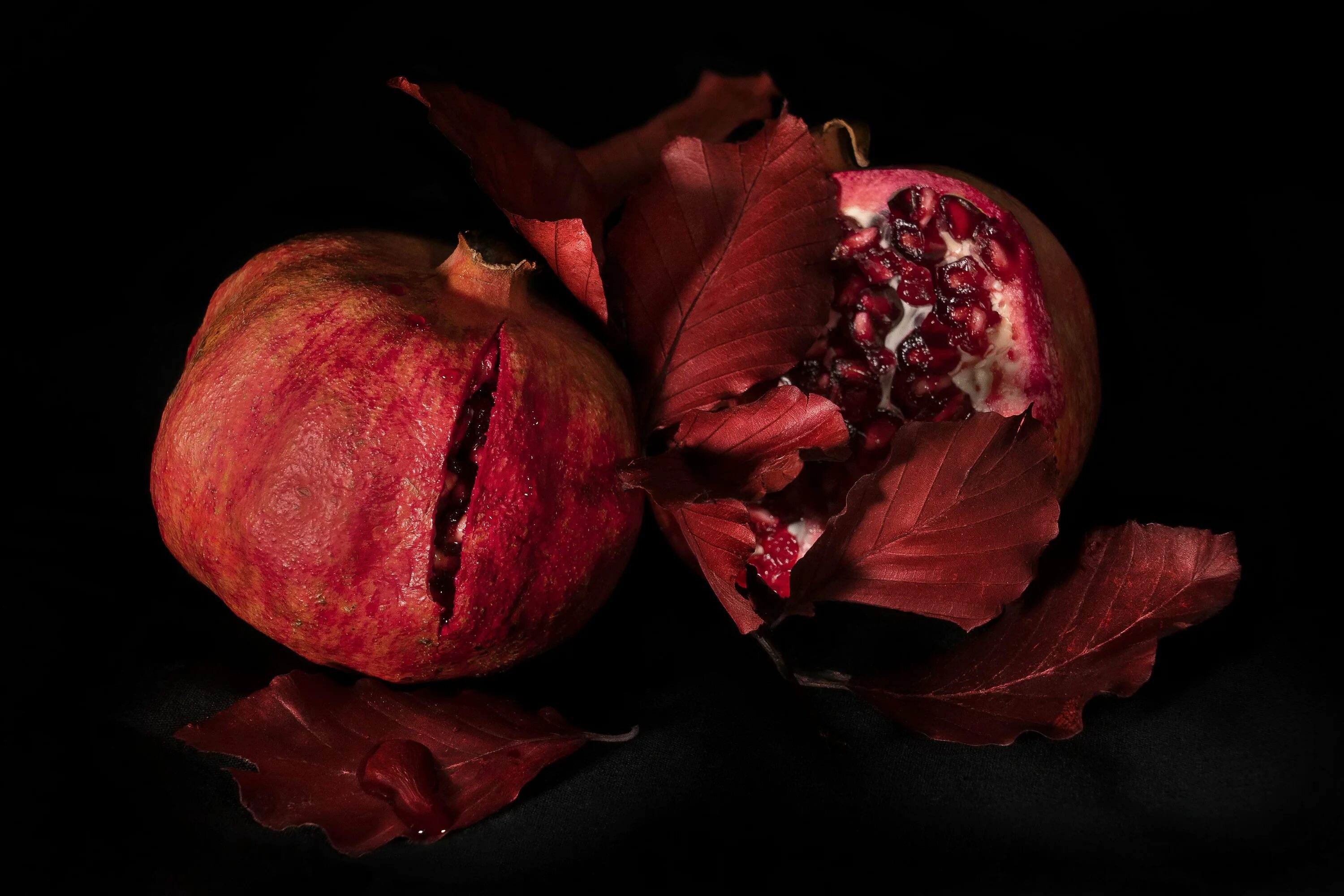 Гранаты в живописи. Темно граната. Гранат фрукт. Сочный гранат. Гранат эстетика.