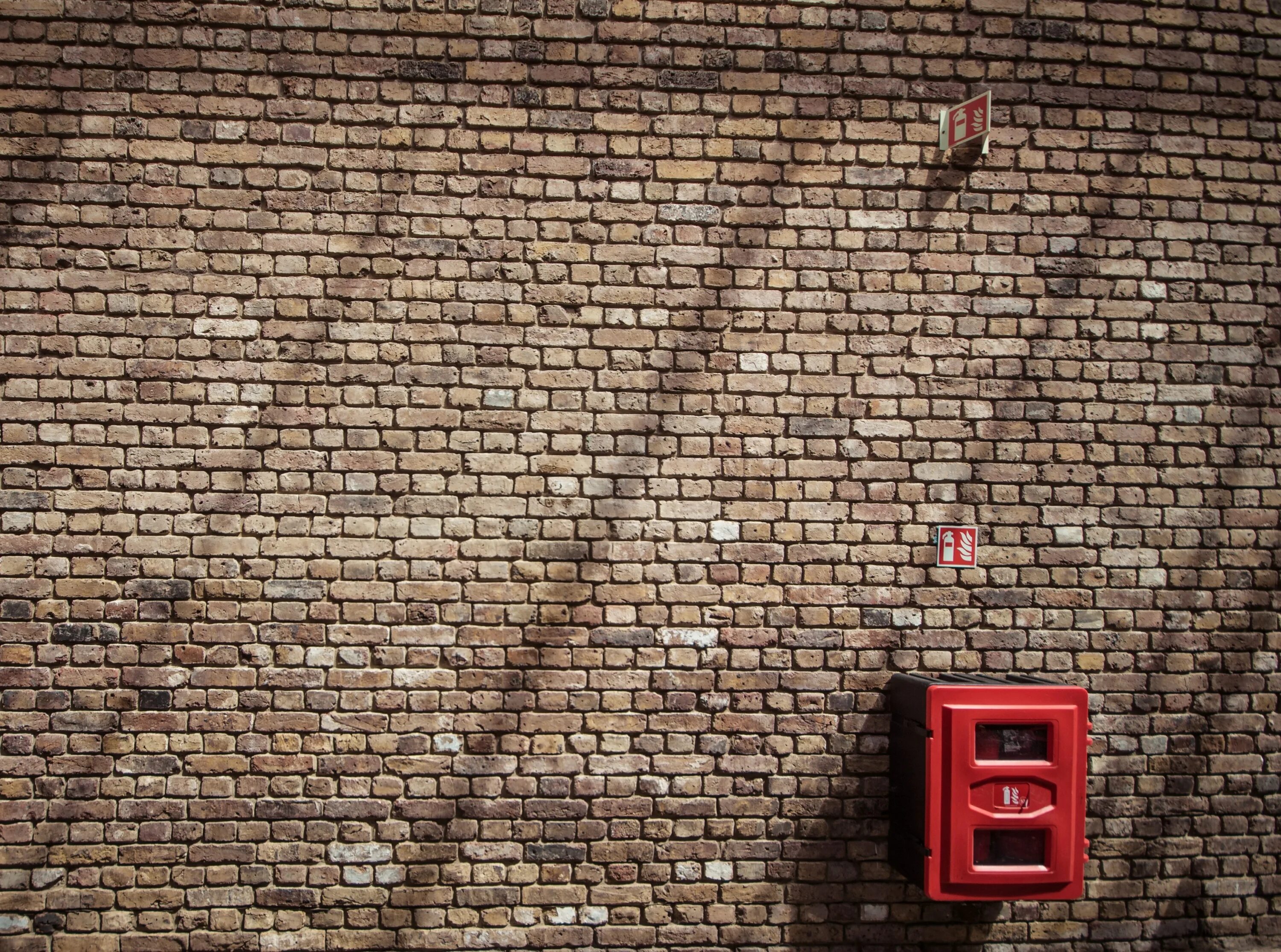 Песня the wall. Уличная стена. Надпись на кирпичной стене. Бесконечный коридор. Кирпичная стена на улице.