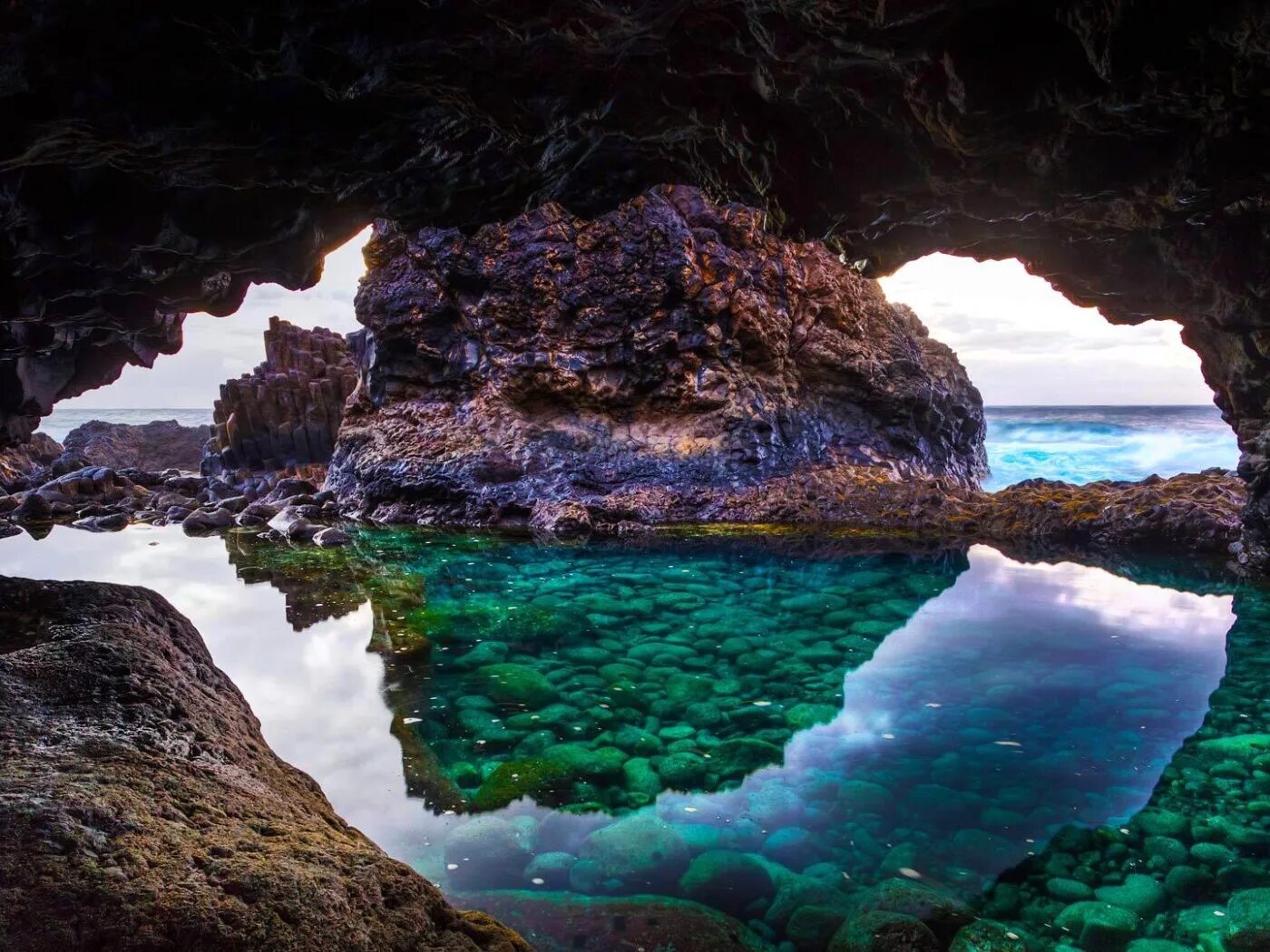 Экран island. Эль Йерро Канарские острова. Канарские острова скалы. Природа Испании. Морская пещера.