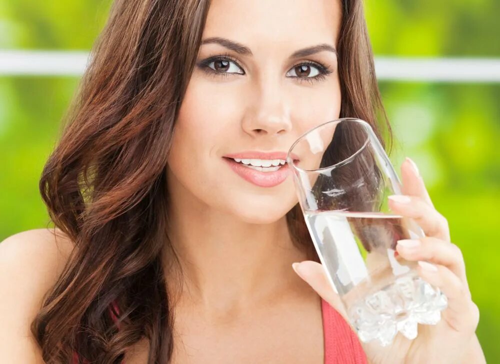 Вода насыщенная серебром. Женщина пьет воду. Drinking Water beautiful Skin.
