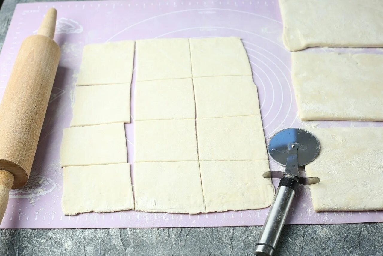 Раскатка слоеного теста. Раскатанное тесто. Нарезанное квадратиками тесто. Квадратное раскатанное тесто. Раскатывать слоеное тесто.