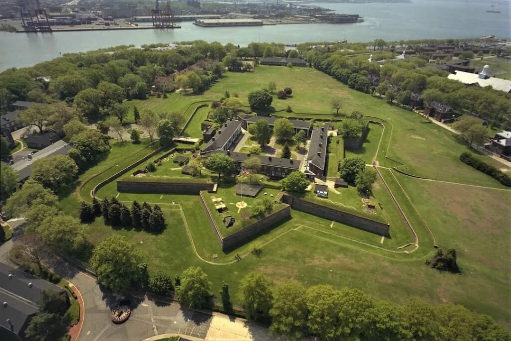 Fort new. Форт джей. форт джей нью-йорк. fort york торонто. крепость форт йорк.