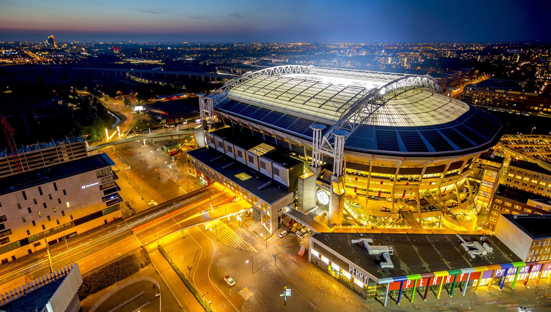 Большие стадионы европы. Johan Cruijff Arena Амстердам. Йохан Кройф Арена. Американ Эйрлайнс Арена. Стадион Йохана Кройфа.