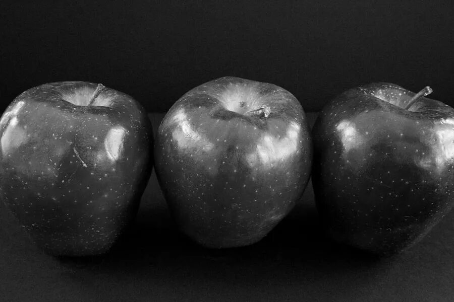 Есть черные яблоки. Яблоня чёрный Алмаз. Черное яблоко.