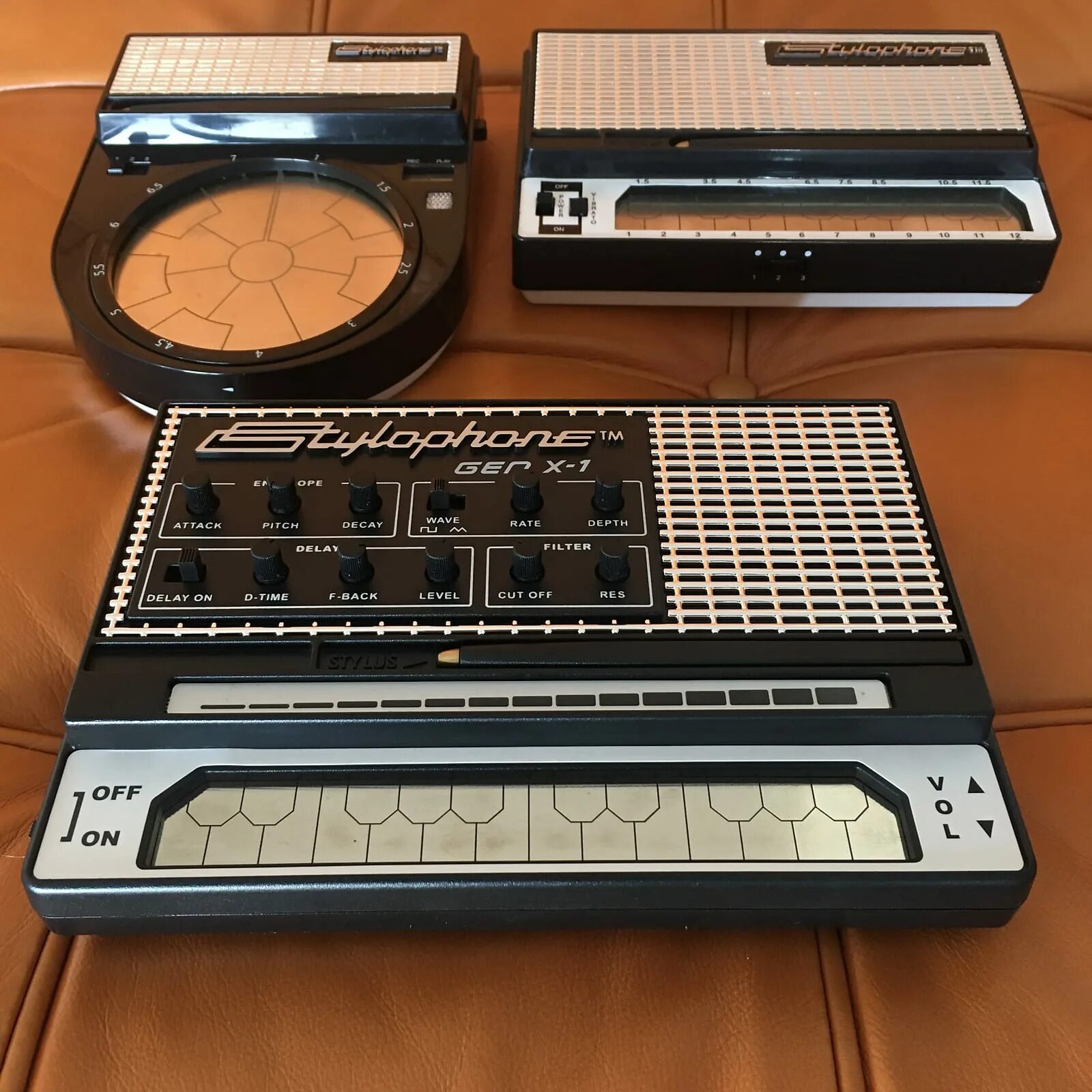 Стилофон Gen x-1. Stylophone 350s. Ретро-синтезатор Stylophone 350s. Stylophone музыкальный инструмент.