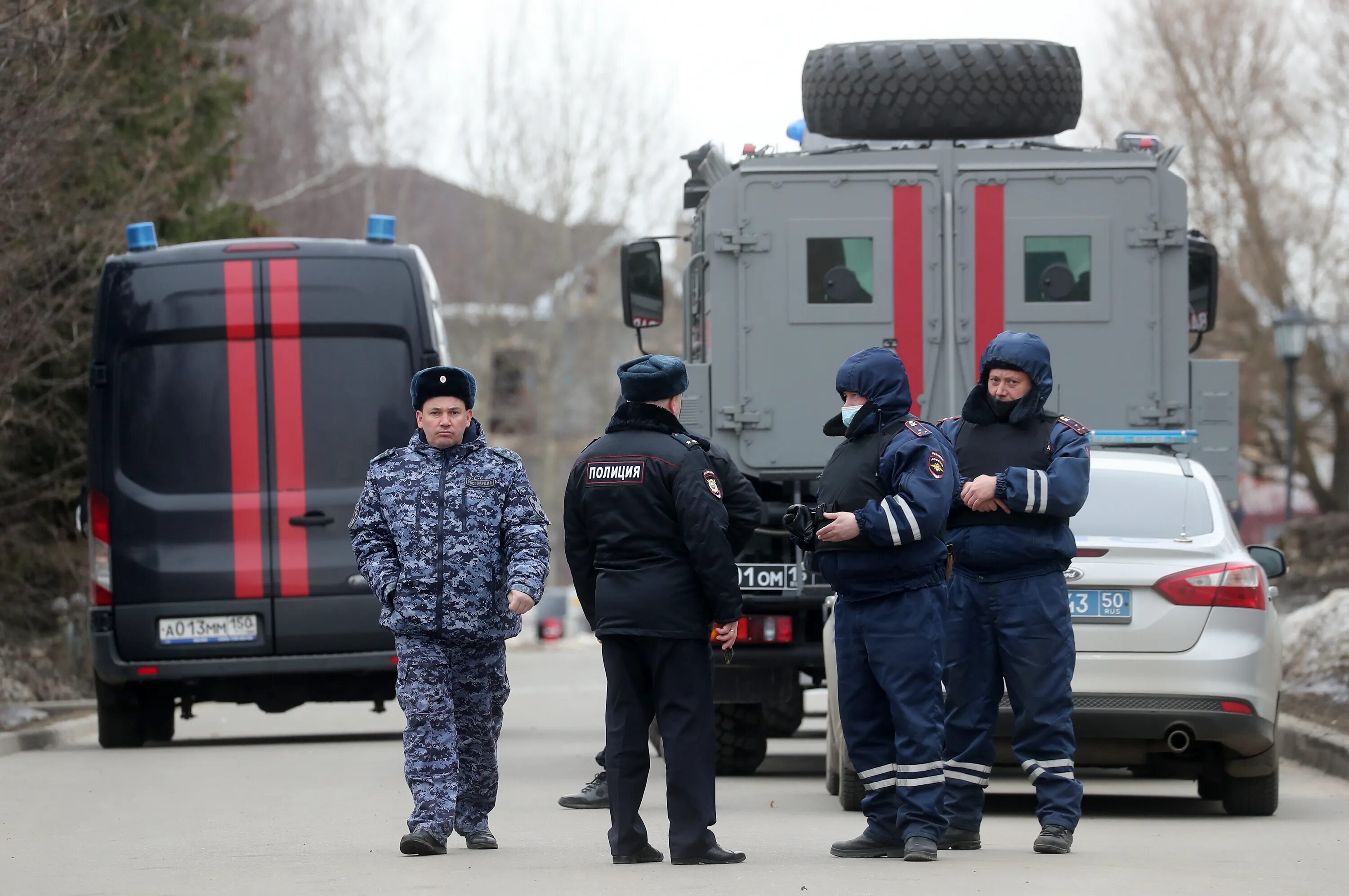 Новости спецоперации 1 апреля. Перестрелка с полицией Подмосковье. Стрельба в Подмосковье. Специальная операция полиция. ОМОН штурмует.