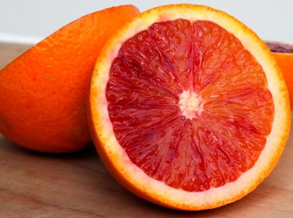 Кровавый Сицилийский апельсин. Красный (Кровавый) Сицилийский апельсин. Апельсины Сангвинелли с красной мякотью. Сицилийский цитрус.
