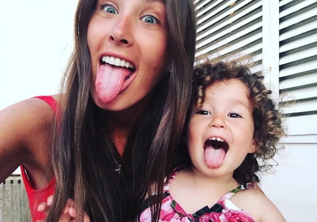 дочка открыла рот. открытый рот девочек. спустил на лицо дочери. тинейджеры с открытым ртом. дочка с большим ртом.