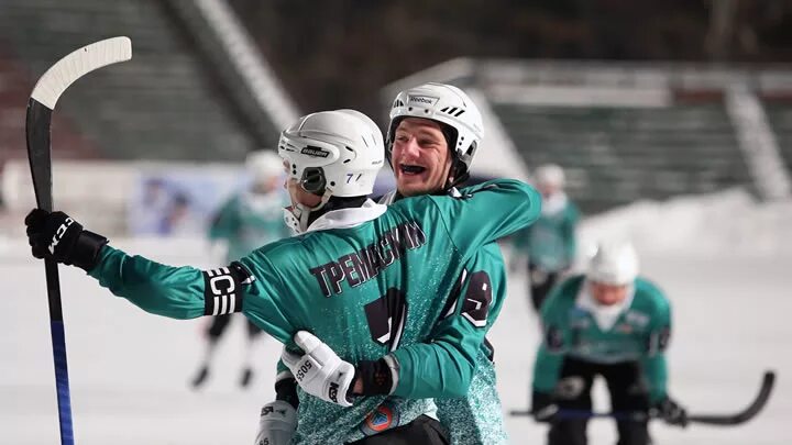 болельщики байкал энергии. болельщики хоккейного клуба енисей хоккей с мячом. зеленая гостевая иркутских болельщиков. гостевая иркутских болельщиков. фанат байкала.