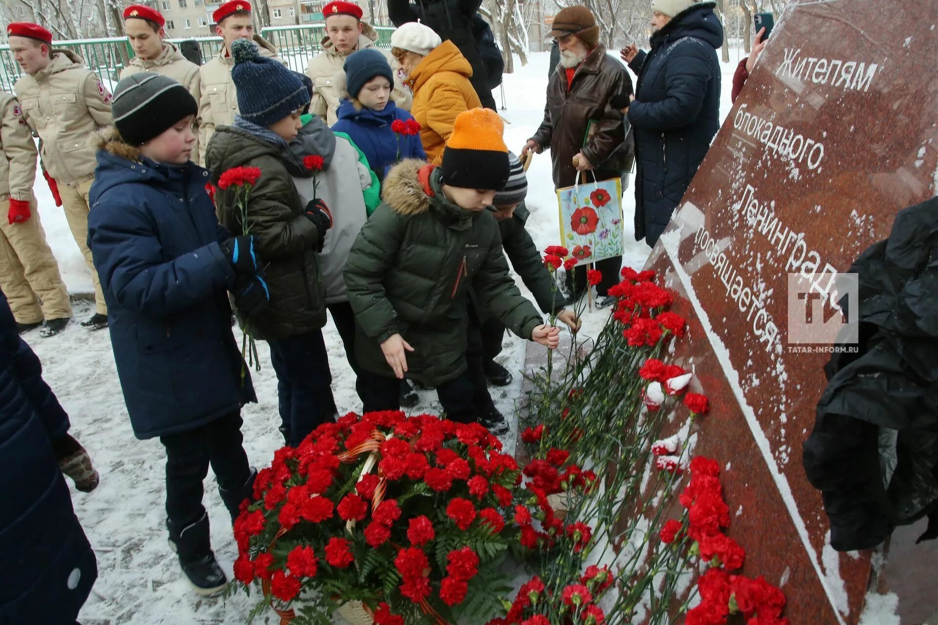 75 лет блокады. Памятник жителям блокадного Ленинграда в Дербышках. Памятник блокаде Ленинграда Казань Дербышки. 872 Дня блокады. Непокорённый Ленинград к 75-летию снятия блокады города Ленинграда.