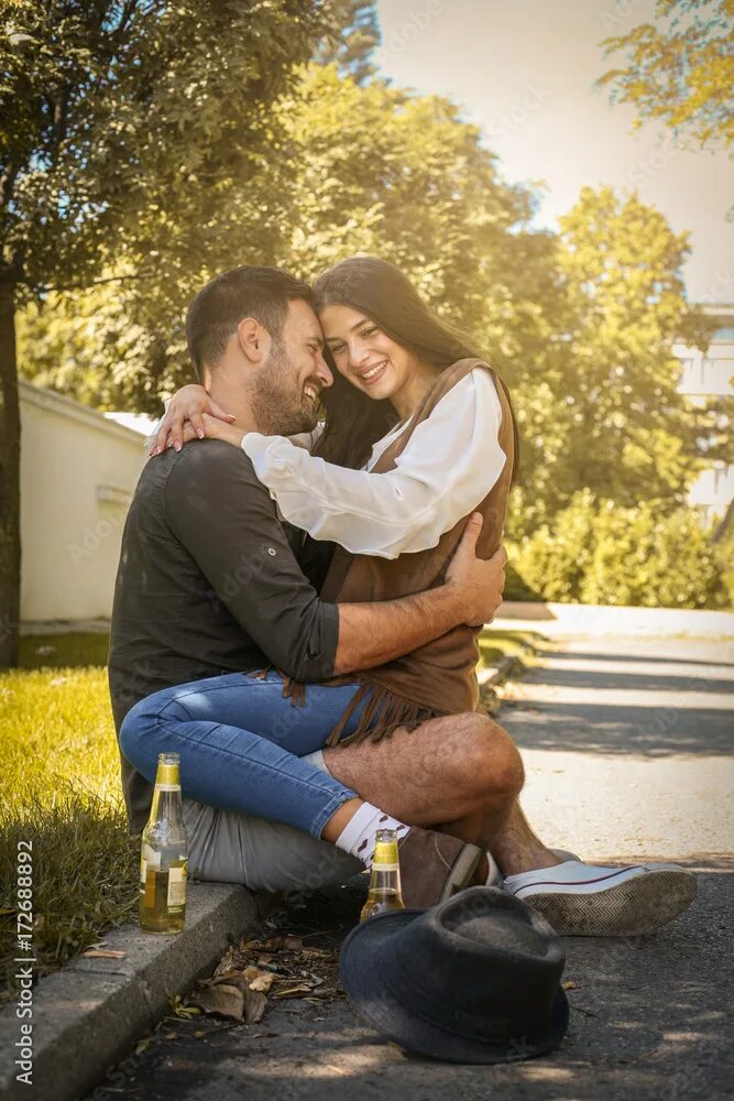 Lapsitting в парке. Sitting on lap. Высокие девушки Lapsitting. Girlfriend sits on boyfriend.