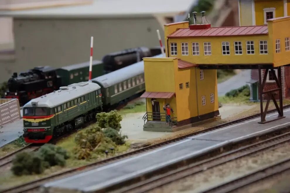 Pics models forum. Игрушечный поезд. Детская игрушечная железная дорога. Игрушечная железная дорога с поездом. Вокзал железная дорога игрушка.