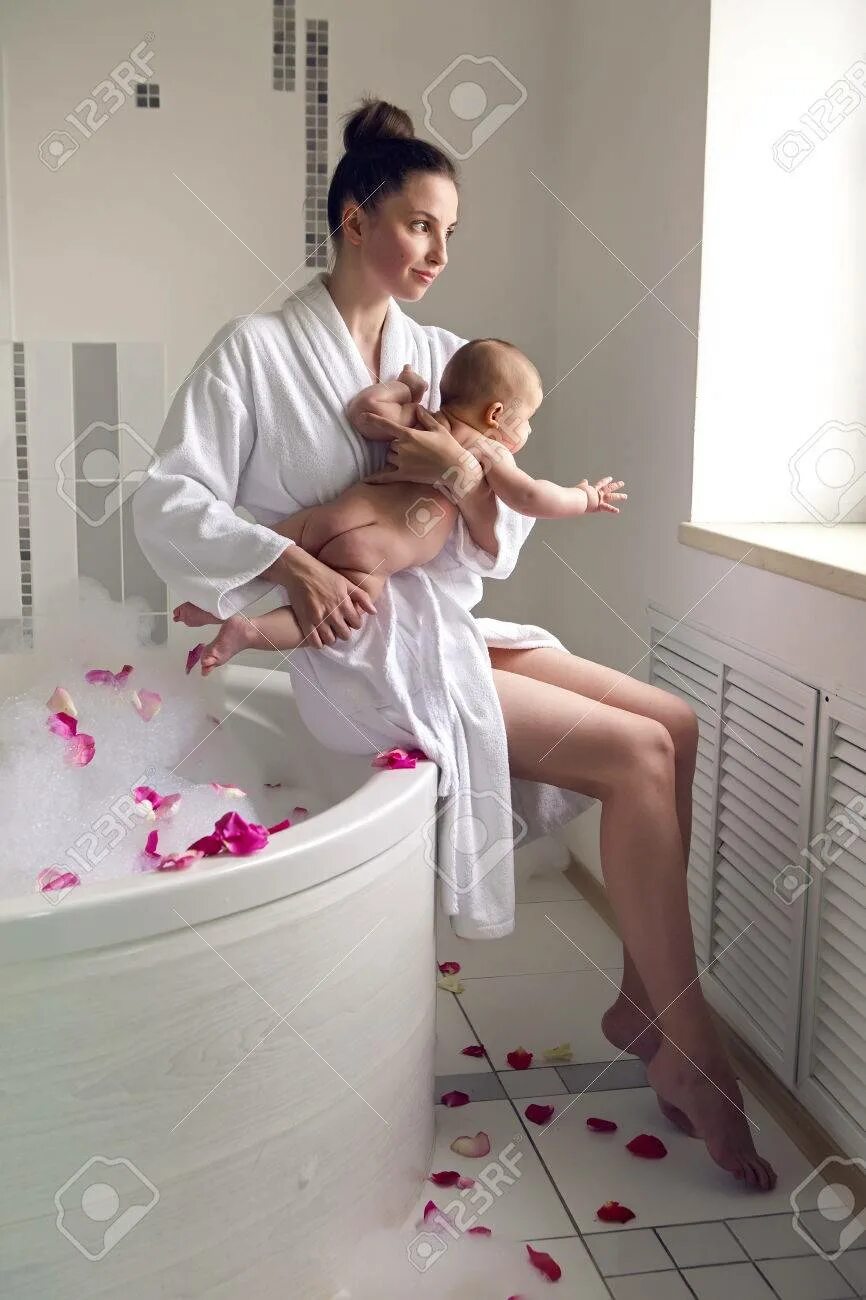 Русская мама в ванне. Мама в ванной. Фотосессия мама и малыш в ванной. Мать и ребенок в ванной. Фотосессия в ванной в халате.