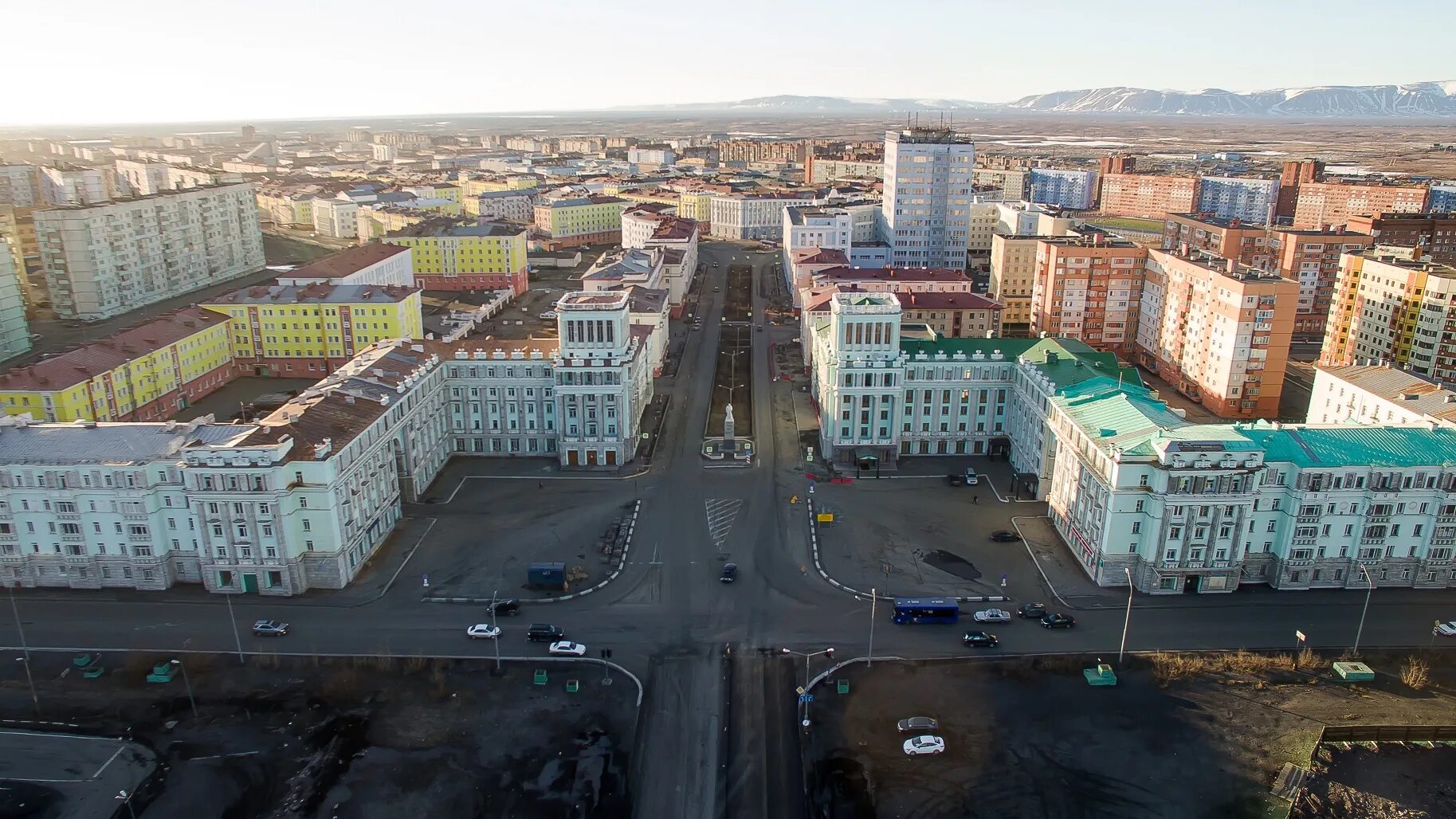 Фото норильска с телефона. Сталинская архитектура норильск. архитектура города норильск. норильск ул норильская. норильск центральная улица.