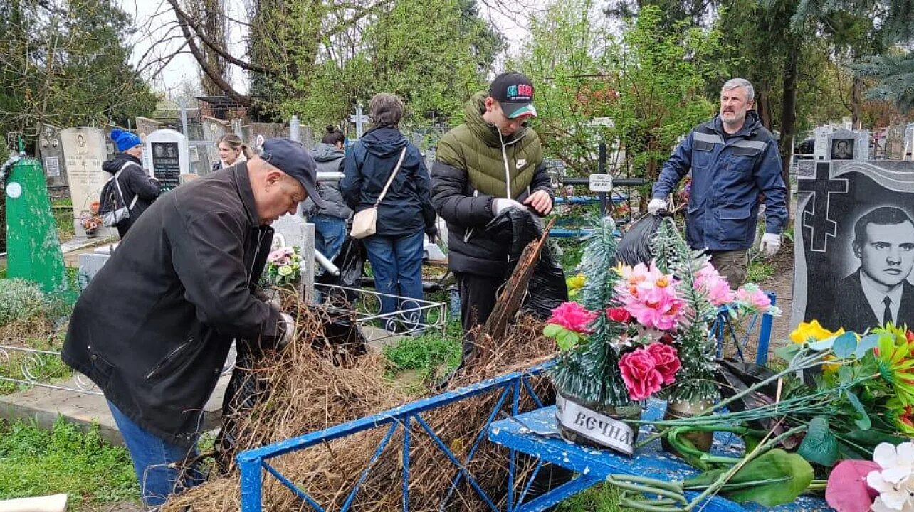 Всехсвятское кладбище могила ведьмы. Заброшенное кладбище. Всесвятское кладбище краснодар склепы. Город кладбище. Захоронения на кладбище краснодара.