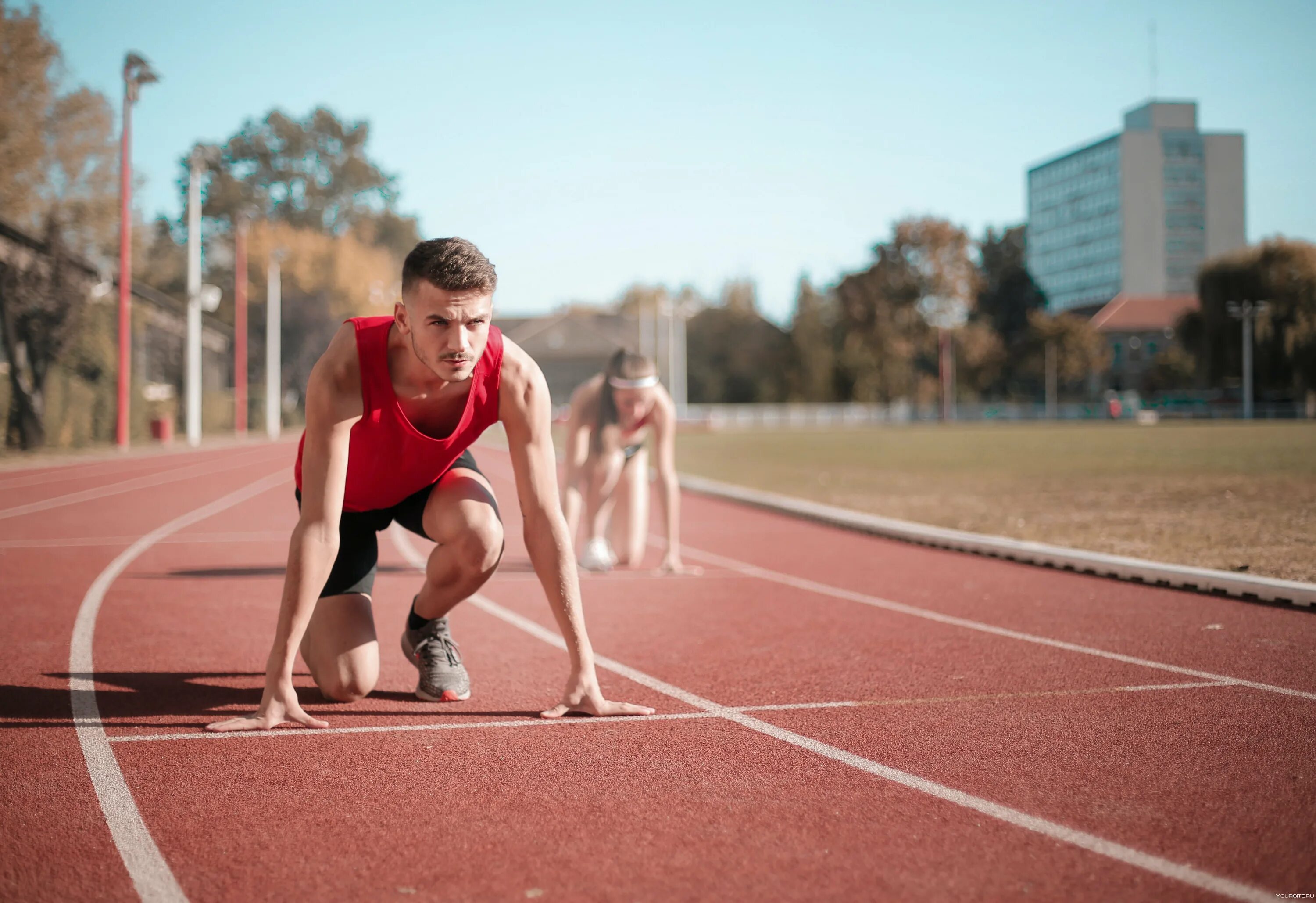 Тяжелый бегун. Спортивный бег. Бег на стадионе. Спортсмен бежит. Спортсмен на пробежке.