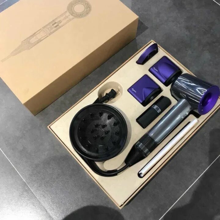Дайсон фен коробка упаковка. Оригинальная коробка дайсон. Фен дайсон комплектация последняя модель 22. Вес стайлера дайсон с коробкой. Коробка дайсон оригинал.