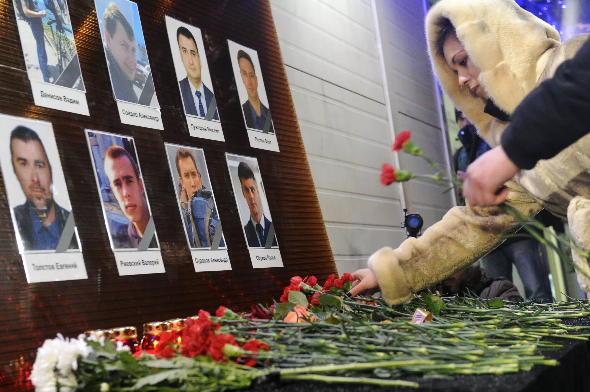 Родственники погибших в москве. Крушение самолета в Сочи 2016. Памятник жертвам ту 154 Сочи. Ту 154 авиакатастрофа Сочи.