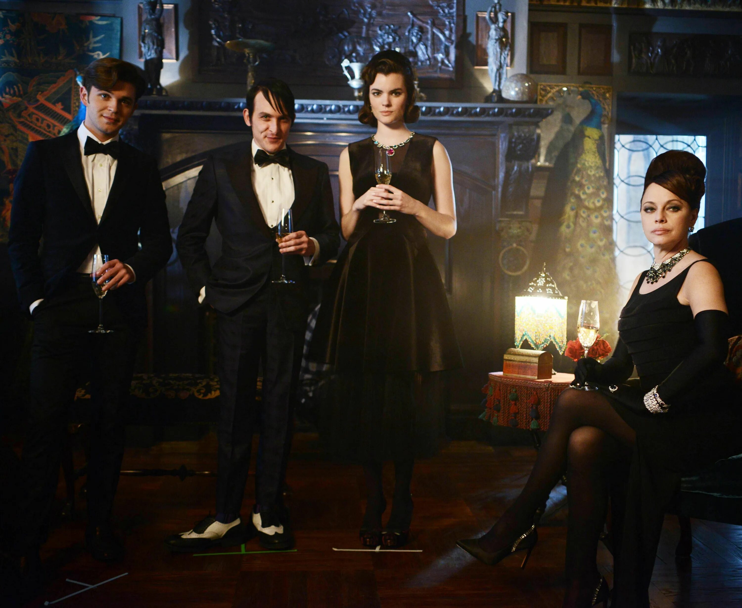 They feature. Готэм Освальд Кобблпот Грейс Ван даль. Кэйли Ронейн Готэм.