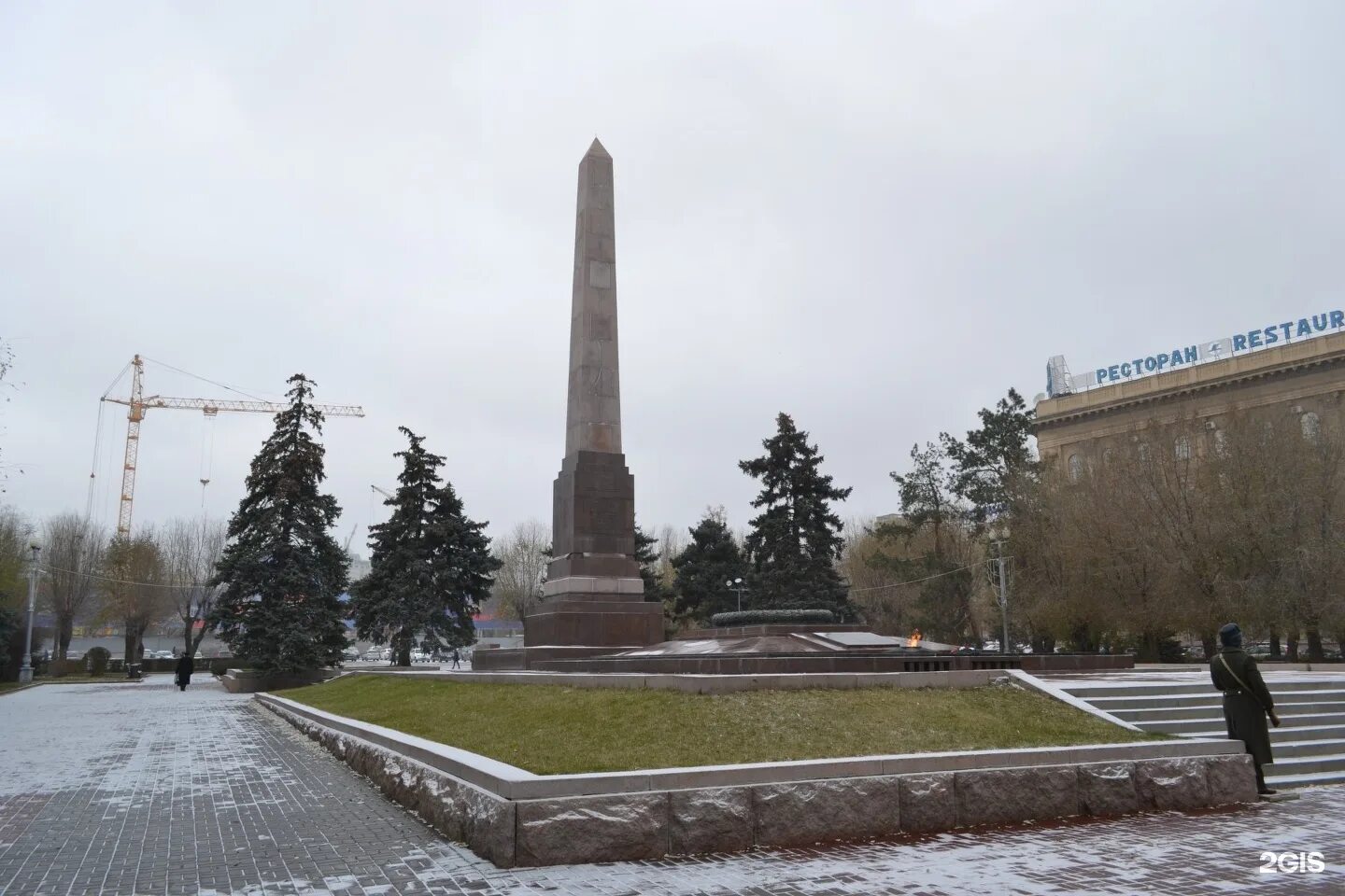 Площадь павших борцов. Площадь павших борцов волгоград. площадь павших борцов сквер. памятник на площади павших борцов волгоград. площадь павших борцов волгоград 1970.