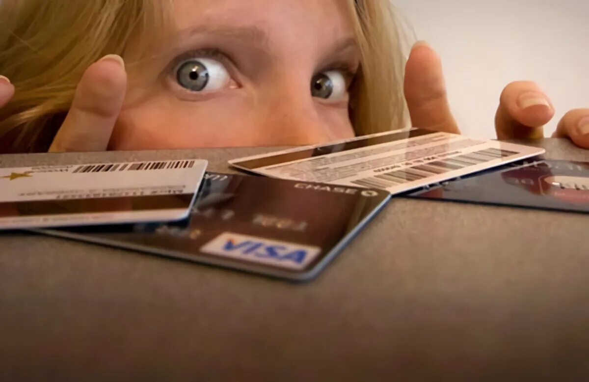 Кредитная карта долг. Человек с банковской картой. Просроченные банковские карты. Кредитная карта картинка.