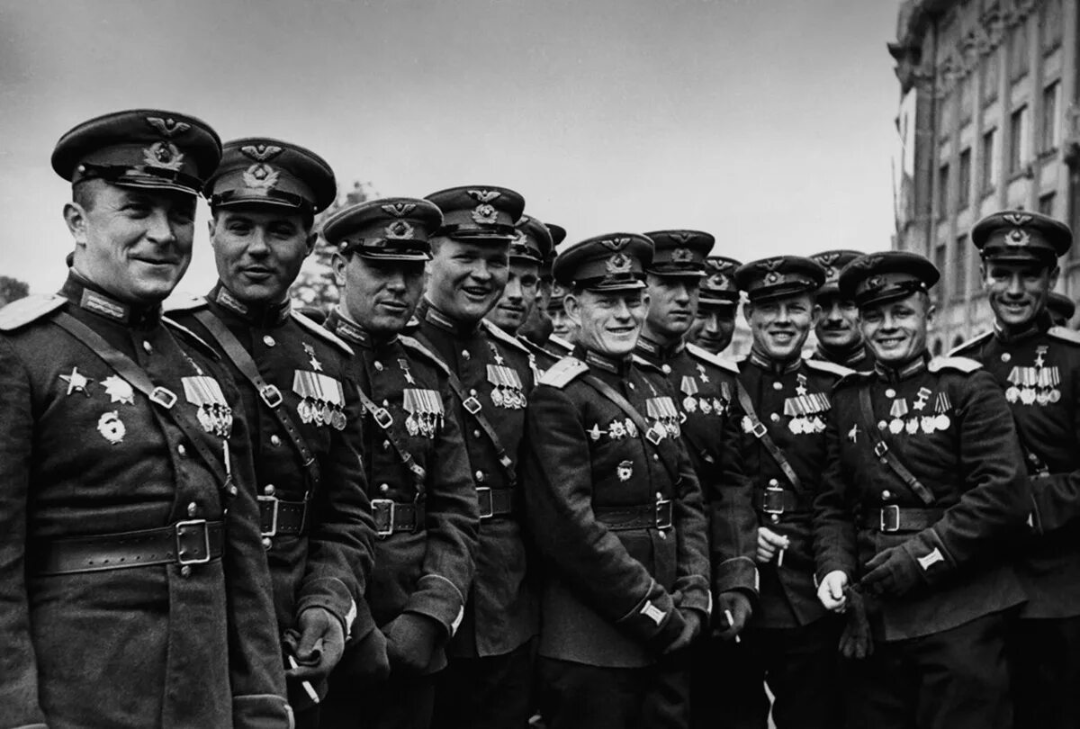 Летчики участники парада Победы 1945. Летчики на параде Победы 1945. Кожедуб на параде Победы 1945. Парад Победы Советский Союз 24 июня 1945.