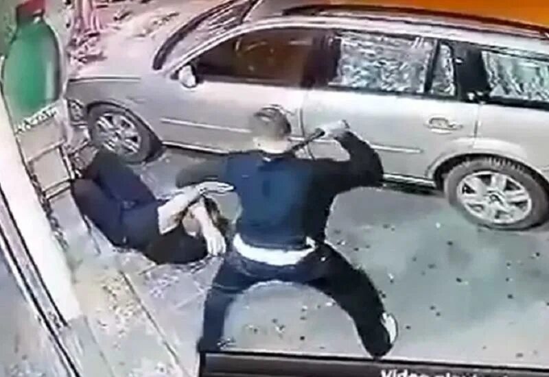 В челнах мужчина скинул ребенка с качели. Отец отомстил за сына целому мафию. Отец отомстил за сына целому мафию. Мужчина кинул ребенка на детской площадке. Отец отомстил за сына целому мафию.