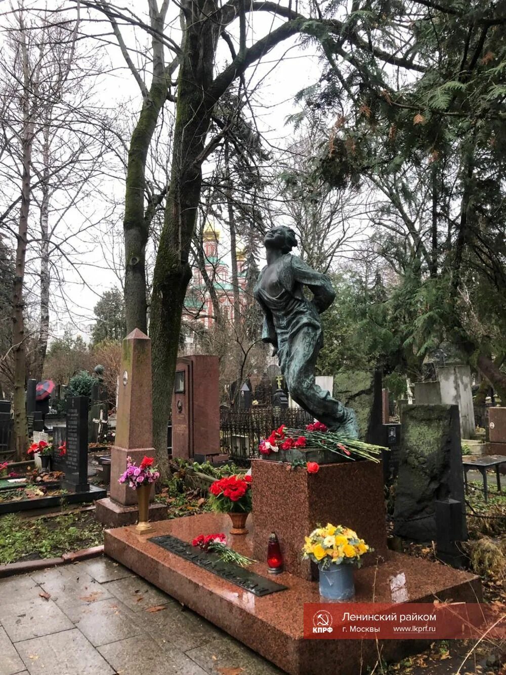 Новодевичье кладбище в москве могилы знаменитостей фото. Могила зои космодемьянской на новодевичьем. Могила зои космодемьянской на новодевичьем кладбище. Могила зои космодемьянской на новодевичьем кладбище. Кладбище зои космодемьянской новодевичьем кладбище.