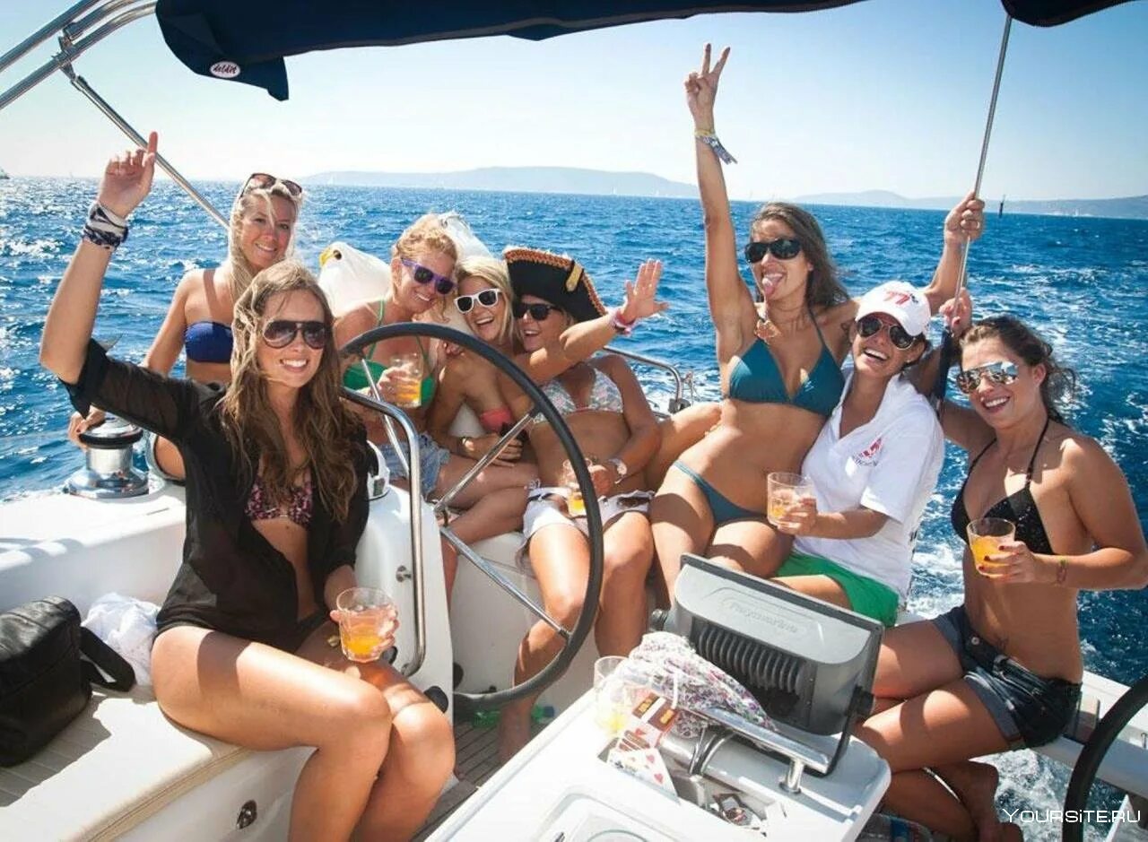 Отдых на четверых. Вечеринка на яхте. Девчонки на яхте. Девушка на яхте. Вечеринка на катере.