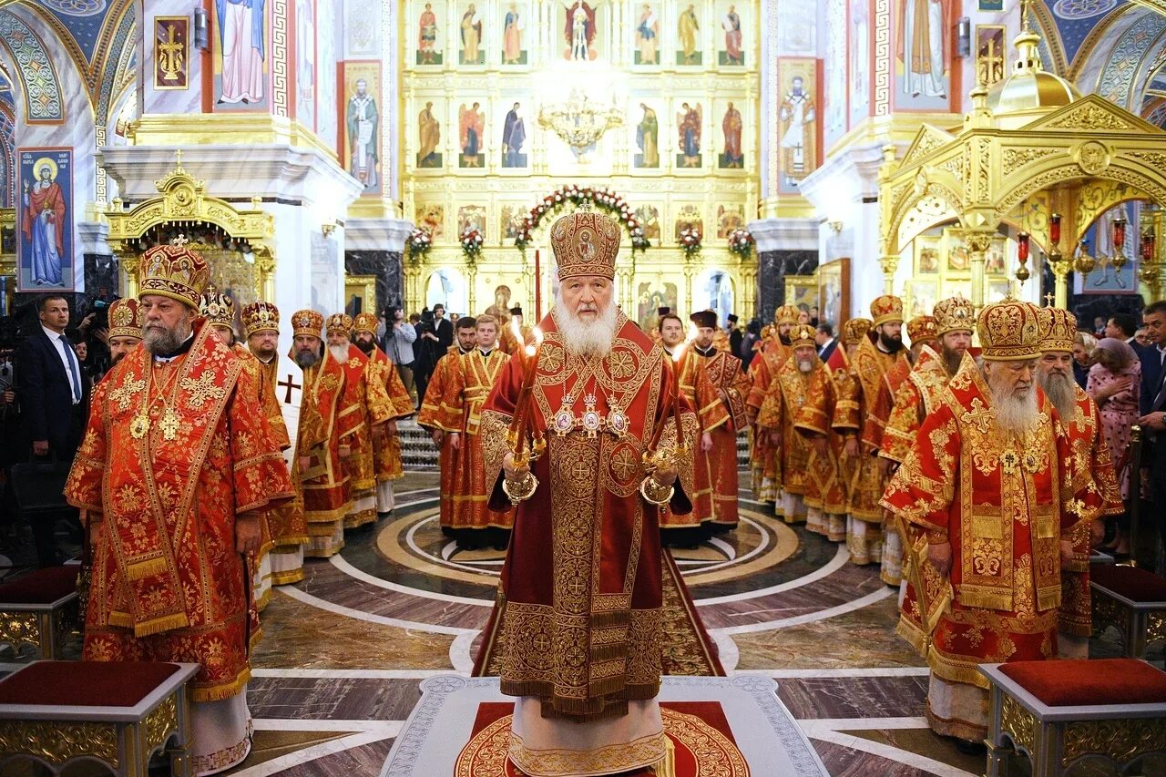 Воскресный священник. Храм в Новодевичьем монастыре СП. Воскресенский Новодевичий литургия.