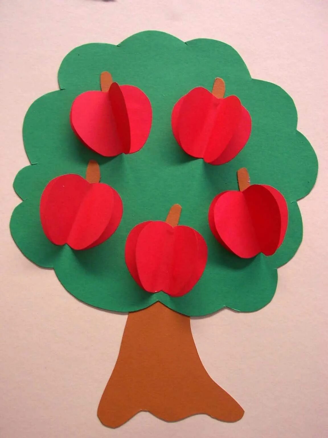 Сад из бумаги. Объемная аппликация. Аппликация на тему фрукты. Объемные аппликации для детей. Поделка яблоко.