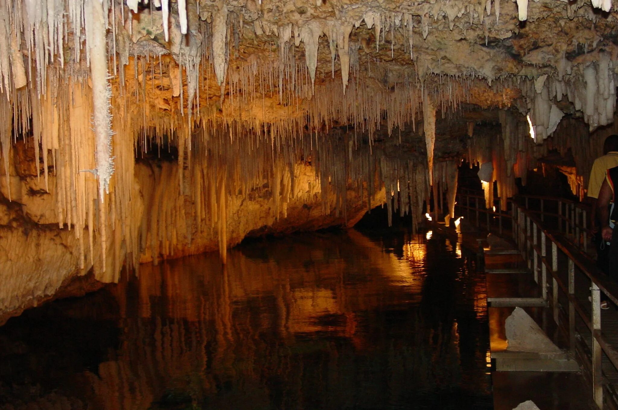 Пещеры Кристал-Кейв. Пещеры Кристал-Кейв бермуды. Ущелье Фрасасси. Кристальная пещера гигантов Мексика. Crystal cave
