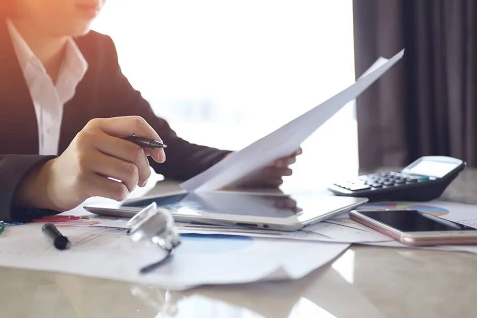 Пишу на счет работы. Как на счёт как пишется. Арт пишу статью. Банковские документы фото. Мужская рука пишет.